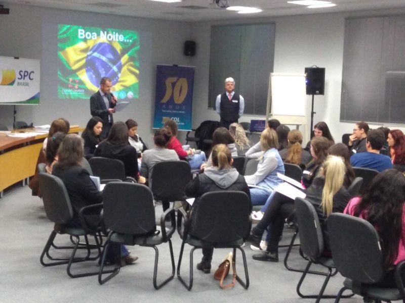 CDL promove curso de qualificação de vendedores