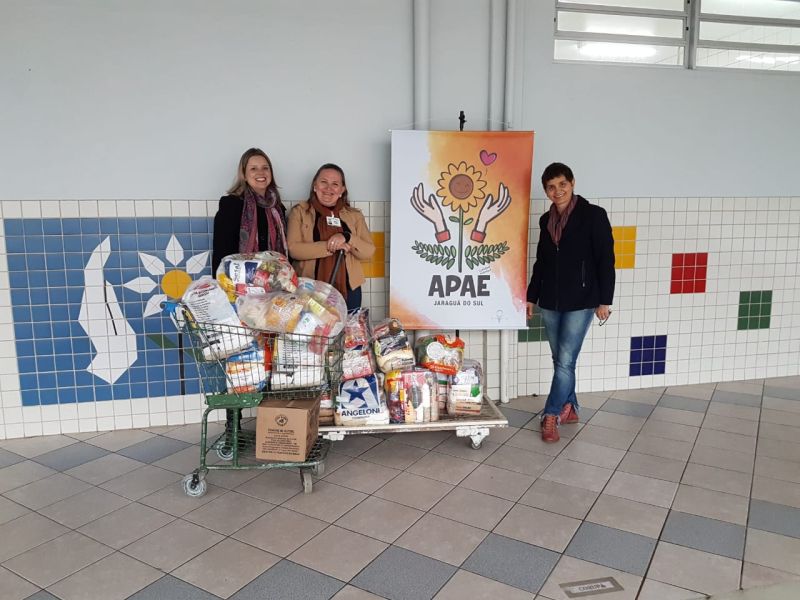 CDL entrega cestas básicas na APAE Jaraguá do Sul
