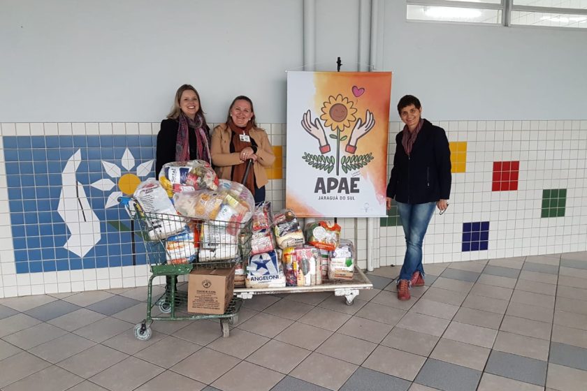 CDL entrega cestas básicas na APAE Jaraguá do Sul