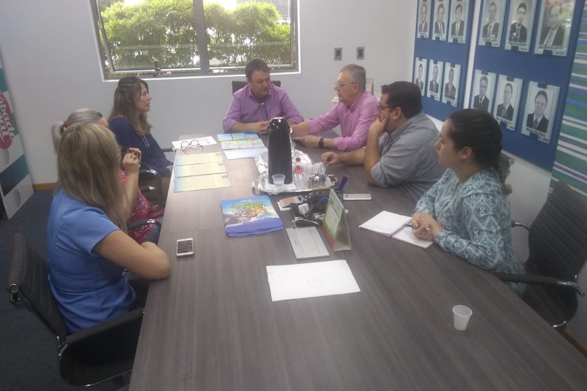 Reunião define redação e desenhos representantes do projeto “Recicla CDL na escola”