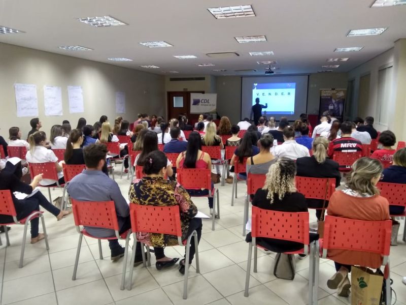 CDL realiza curso de vendas