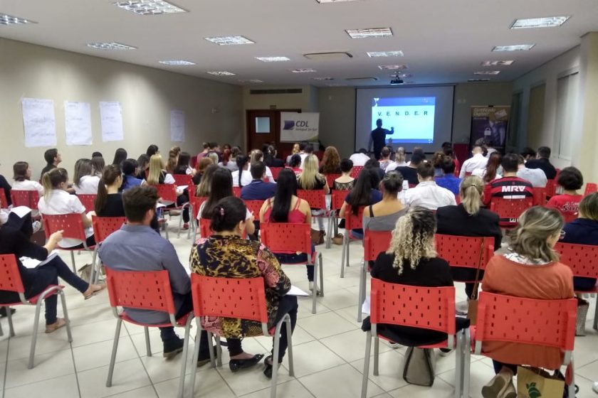 CDL realiza curso de vendas