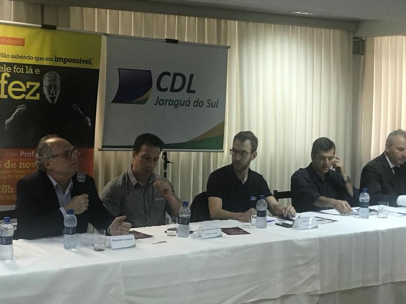 Plenária mensal da CDL entrega pleitos dos lojistas ao Deputado Estadual reeleito Vicente Caropreso