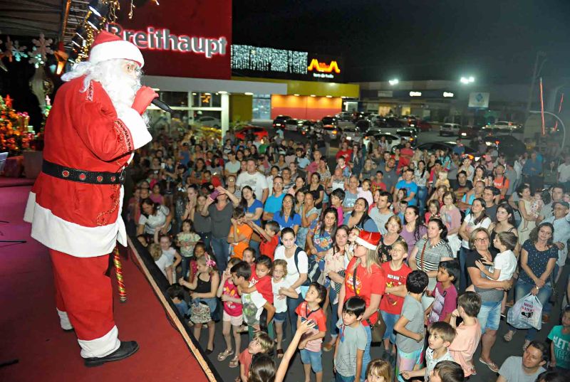 Palco Itinerante da CDL realiza primeira ação no Breithaupt
