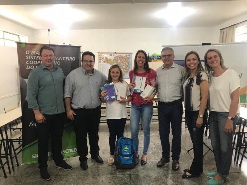 CDL realiza entrega de prêmio para alunas destaques do concurso CDL na Escola