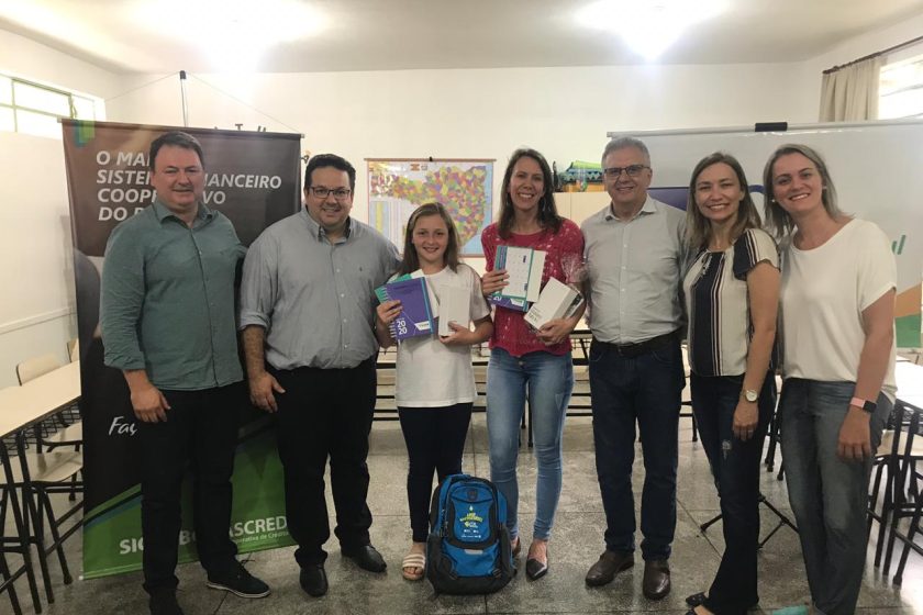 CDL realiza entrega de prêmio para alunas destaques do concurso CDL na Escola