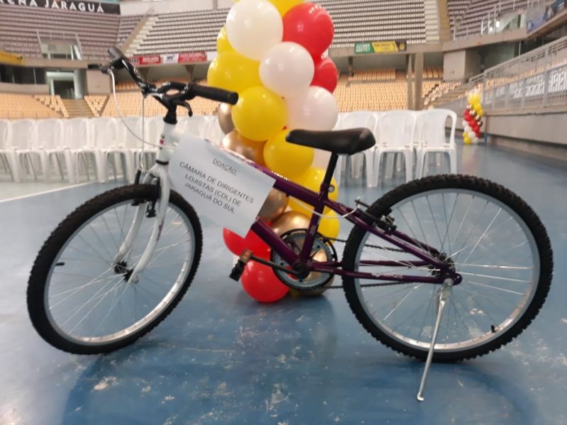 CDL doa bicicleta para sortear entre os formandos do PROERD