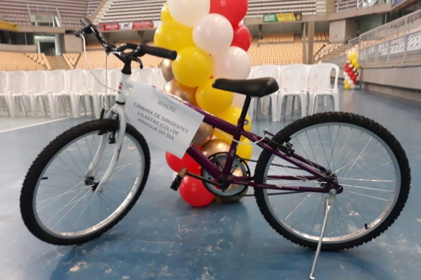CDL doa bicicleta para sortear entre os formandos do PROERD