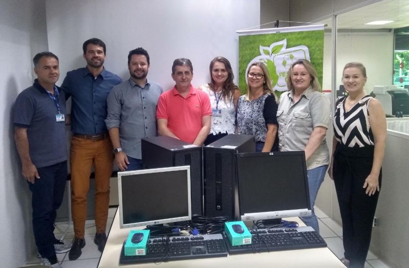 Recicla CDL oportuniza a doação de dois computadores para escolas de Jaraguá do Sul