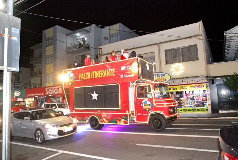 Com música e presença do Papai Noel, Palco Itinerante anima Jaraguá do Sul