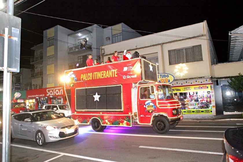 Com música e presença do Papai Noel, Palco Itinerante anima Jaraguá do Sul