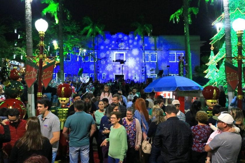 Milhares de pessoas prestigiam o acendimento das Luzes de Natal em Jaraguá