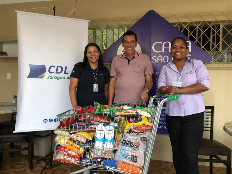 CDL de Jaraguá do Sul doou 100kg de alimentos para a Casa São José