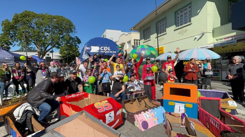Corrida Maluca e Sábado Legal lotam o centro de Jaraguá do Sul no Dia dos Pais