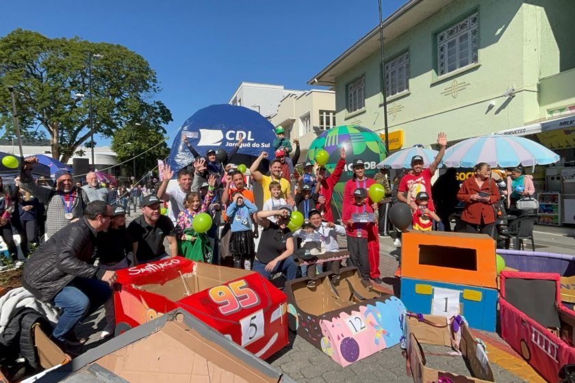 Corrida Maluca e Sábado Legal lotam o centro de Jaraguá do Sul no Dia dos Pais