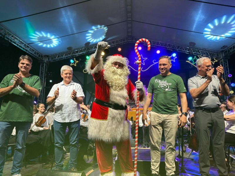 Acendimento das luzes de Natal reúne Papai Noel, famílias e crianças na Praça Ângelo Piazera