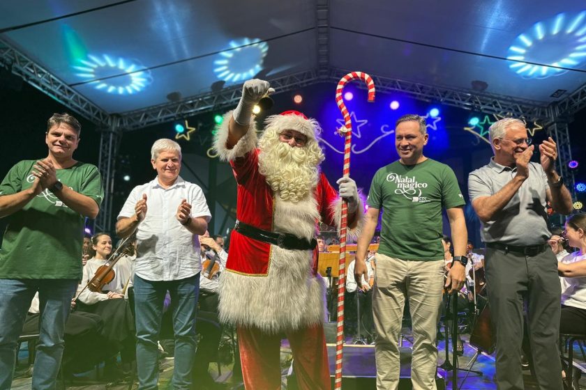 Acendimento das luzes de Natal reúne Papai Noel, famílias e crianças na Praça Ângelo Piazera