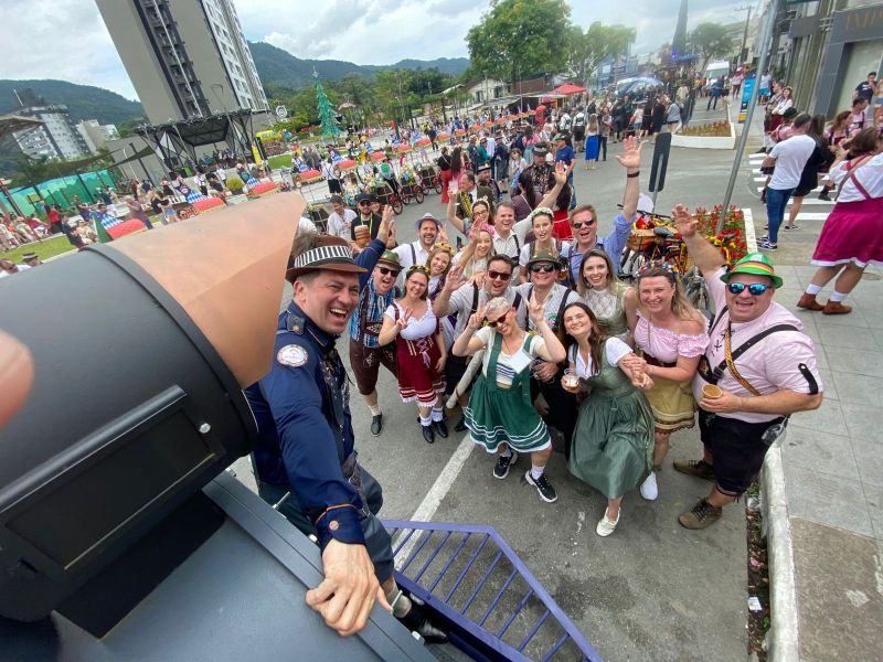 CDL destaca participação no desfile da Schützenfest e se prepara para o clima natalino no comércio