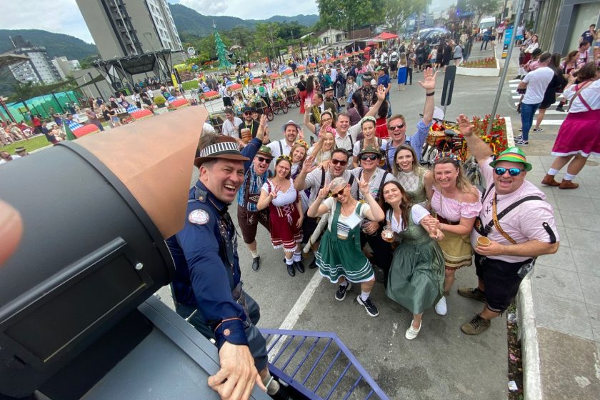 CDL destaca participação no desfile da Schützenfest e se prepara para o clima natalino no comércio