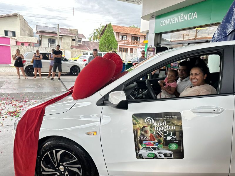 CDL Jaraguá do Sul realiza entrega de carro zero quilômetro da campanha Natal Mágico CDL