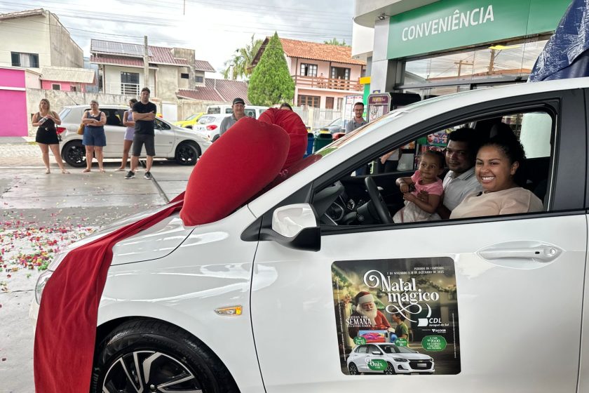 CDL Jaraguá do Sul realiza entrega de carro zero quilômetro da campanha Natal Mágico CDL